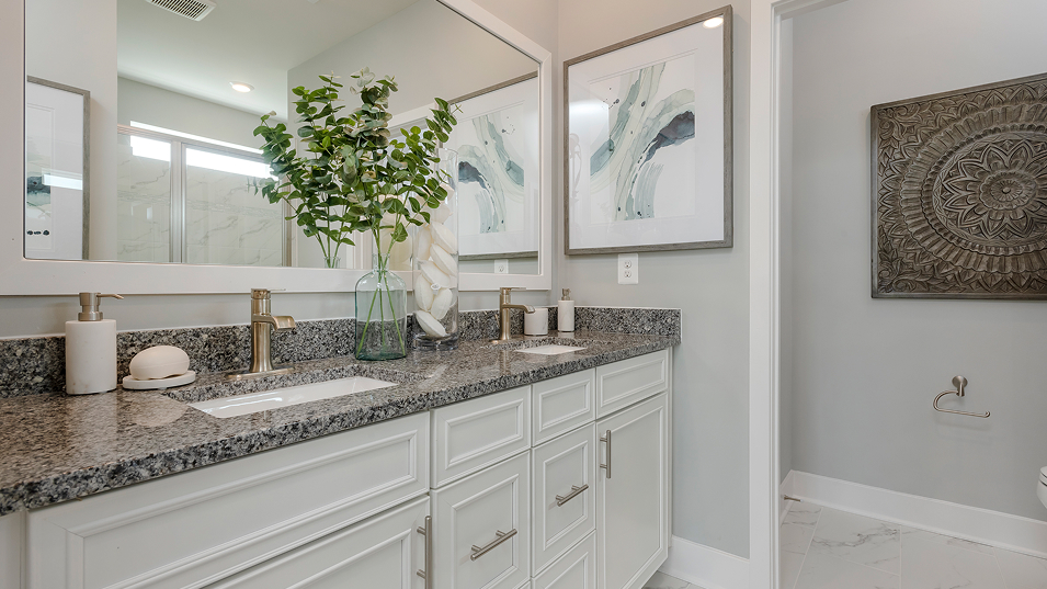 2050 Laguna Owners Bath 1of5 F1