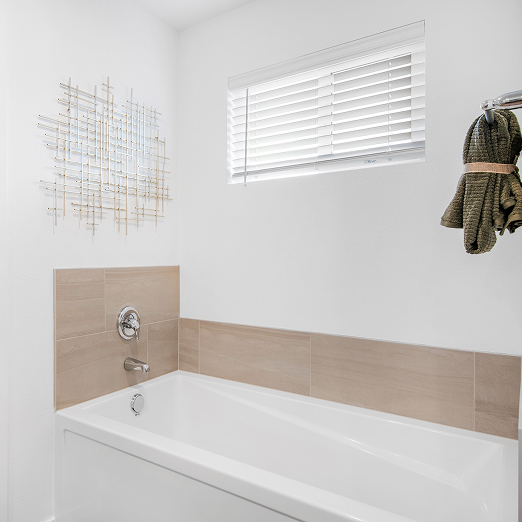 2213 Hazelwood Owners Bath 1of3 F2 Base3
