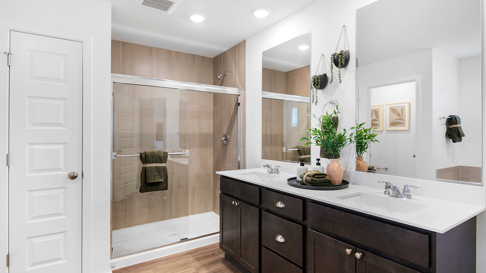 2213 Hazelwood Owners Bath 2of3 F2 Base3
