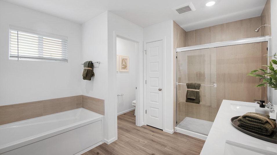 2213 Hazelwood Owners Bath 3of3 F2 Base3