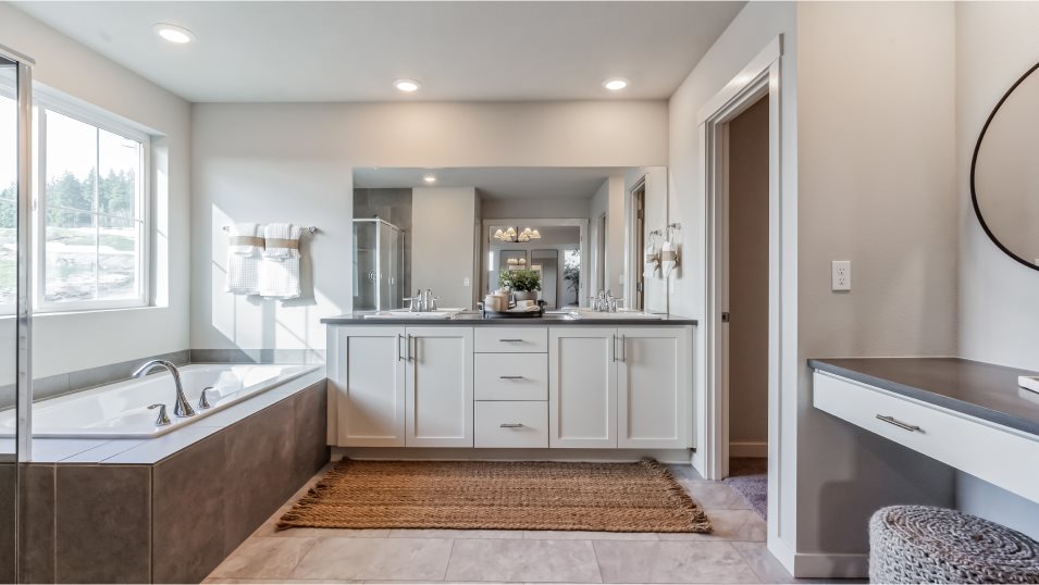 3376 Sellwood Owners Bath 1of2