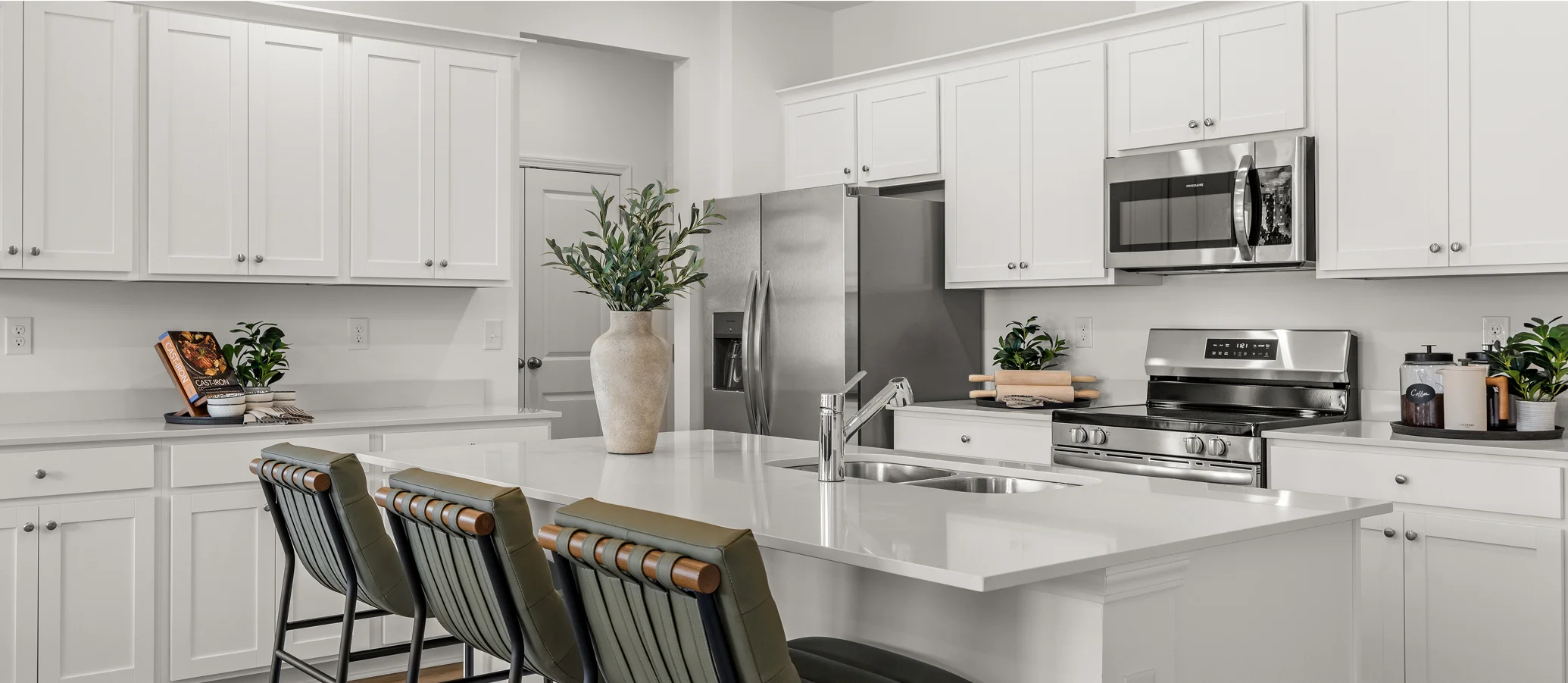 6978 Newport Kitchen 3of4 F1 hero 050625
