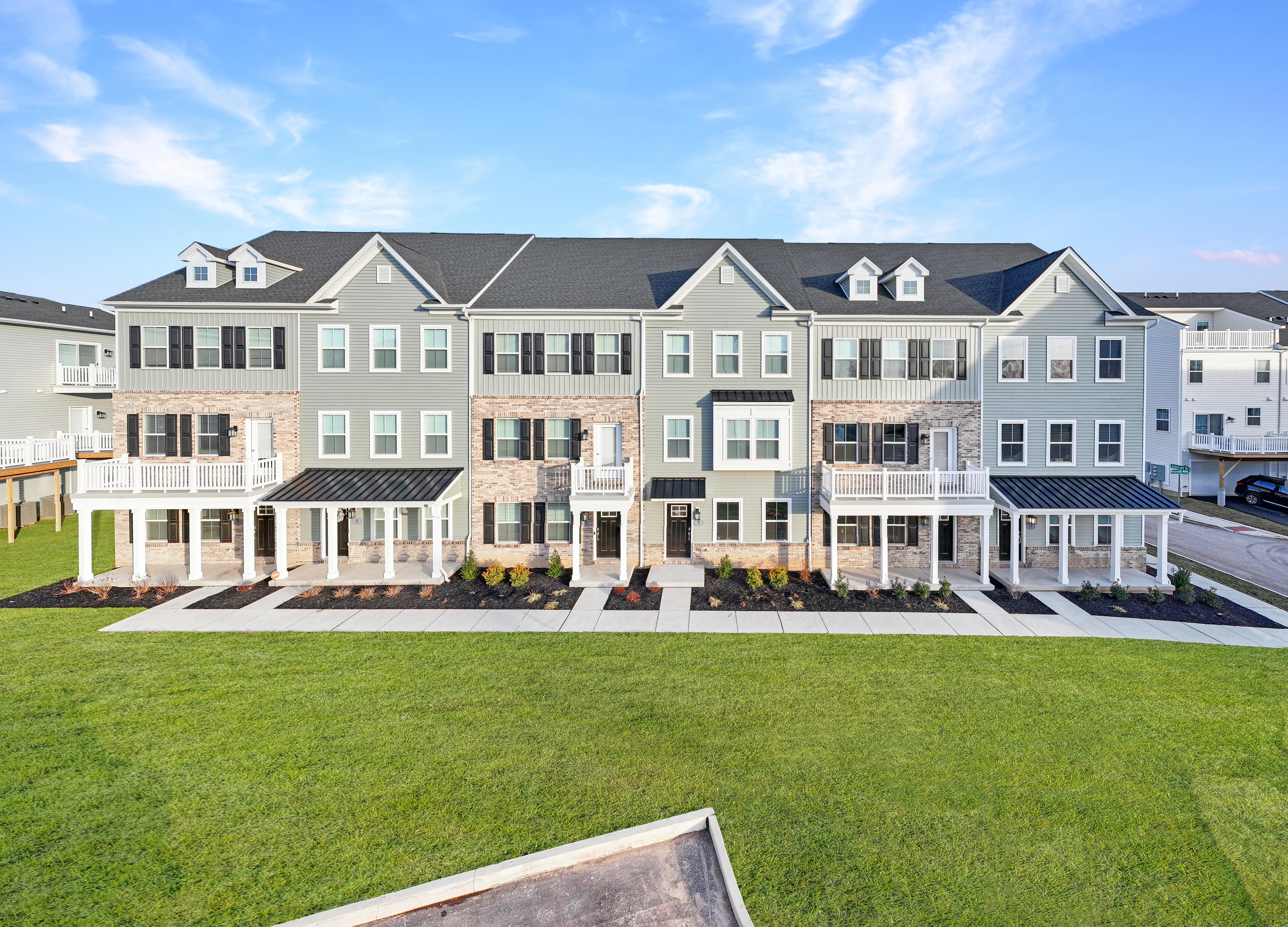 River Pointe Cambridge Luxe Exterior Streetscape