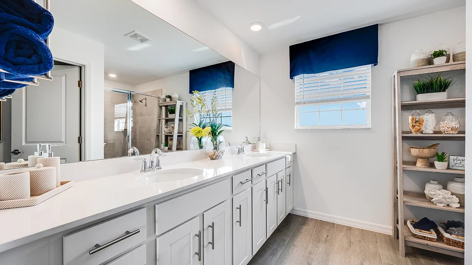 2529 Amalfi Owners Bath 1of2 Base2 6 12 25