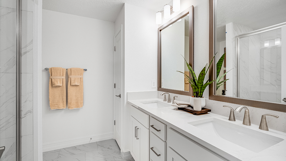 2411 Flagler Owners Bath 1of2 F3 Base2