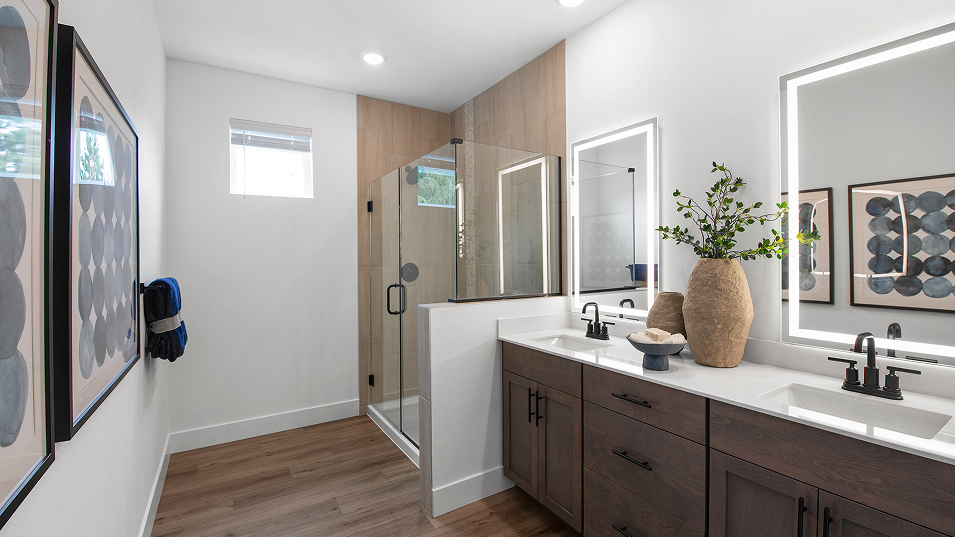 1464 Creston Owners Bath 1of2 Base2