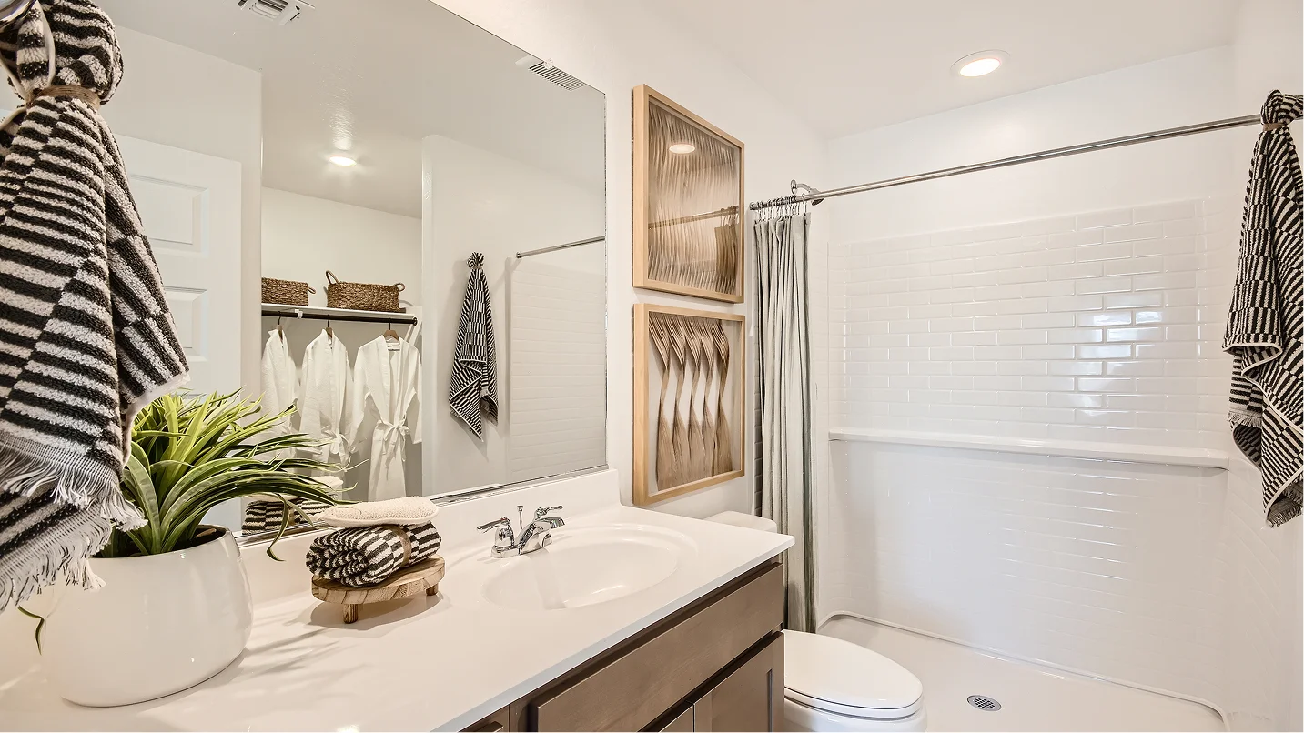 2569 Lilac Owners Bath 1of2 F1