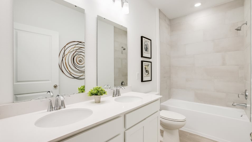 Alexia second bathroom