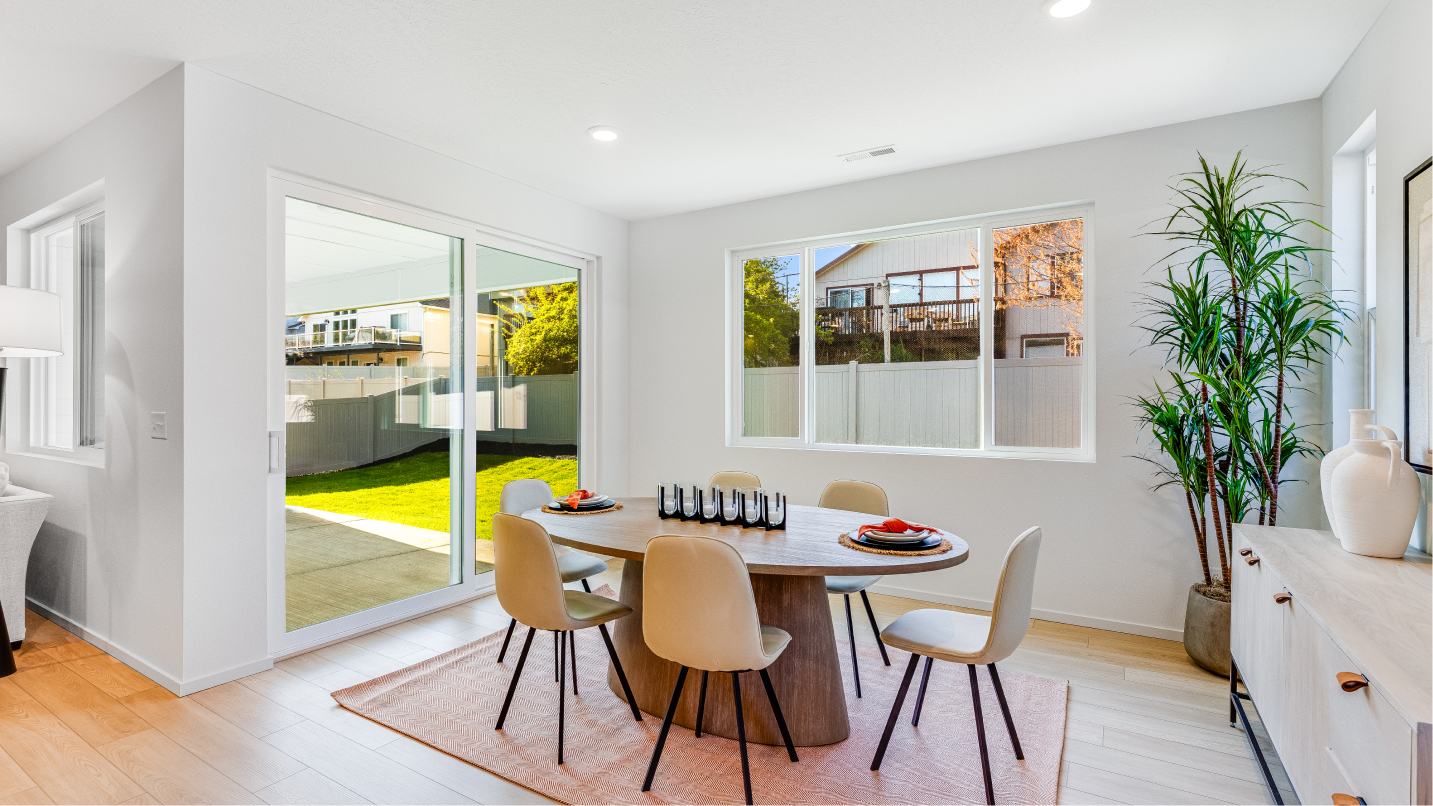 2242 Benton3 Car Dining F1 Base1