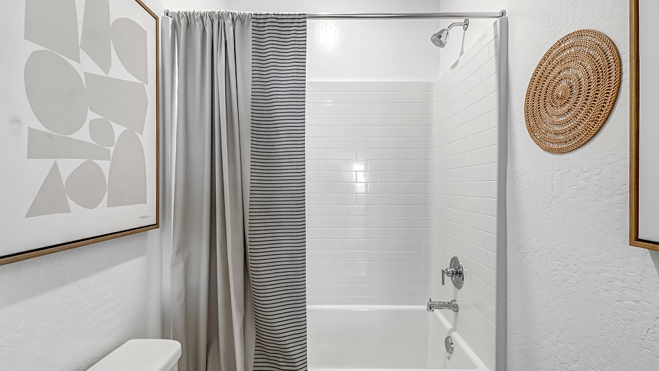 2501 Lyra Bath2 1of2 F2