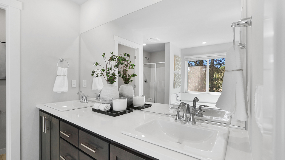 2213 Hillsdale Owners Bath 1of2 F2